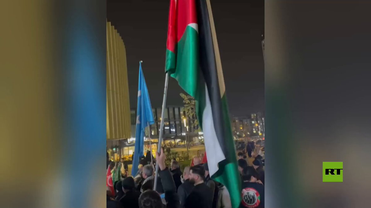 إسطنبول.. احتجاجات حاشدة أمام مطعمي "برجر كينغ" و"بوبايز". تجمع مواطنون أتراك أمام فرعي مطعمي "برجر كينج" و"بوبايز" الأمريكيين في إسطنبول، احتجاجا على استمرار نشاط المطعمين ودعمهما للجيش الإسرائيلي 