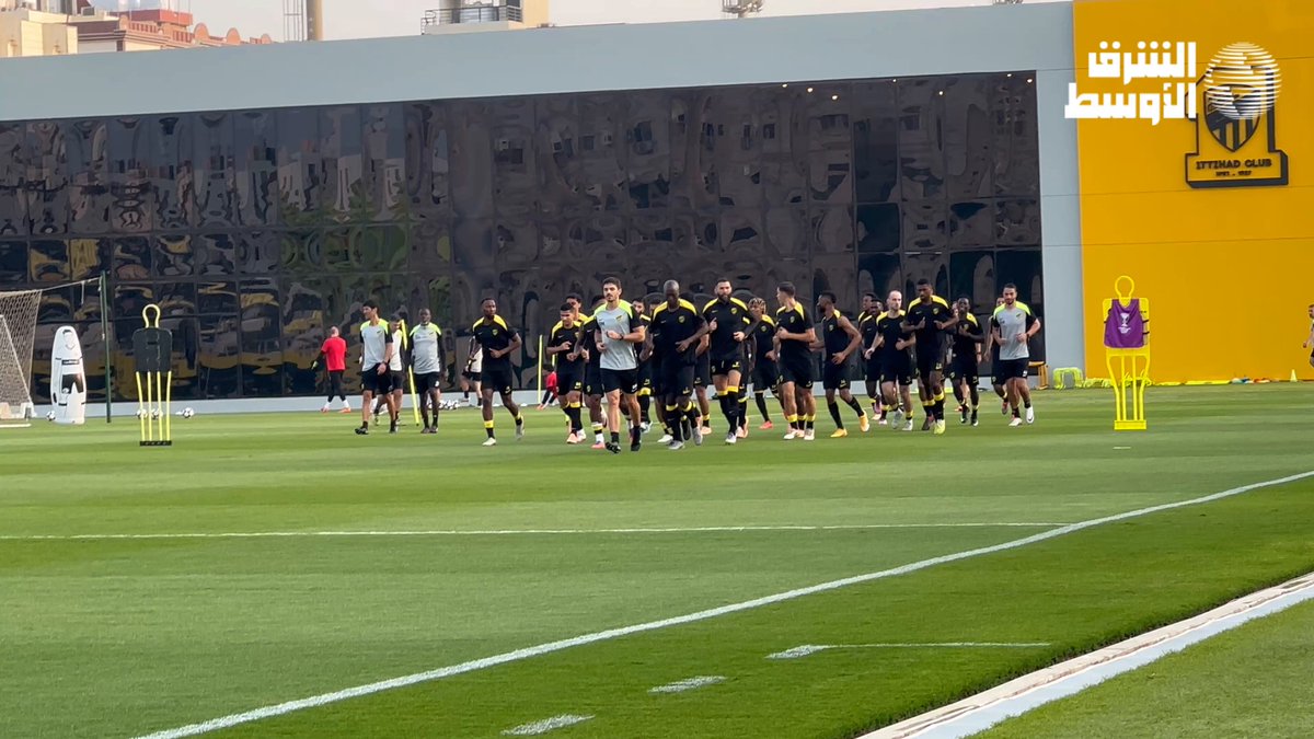 بقيادة كريم بنزيمة فريق الاتحاد يواصل تحضيراته للمواجهة الآسيوية غداً. #الاتحاد_ناساف 