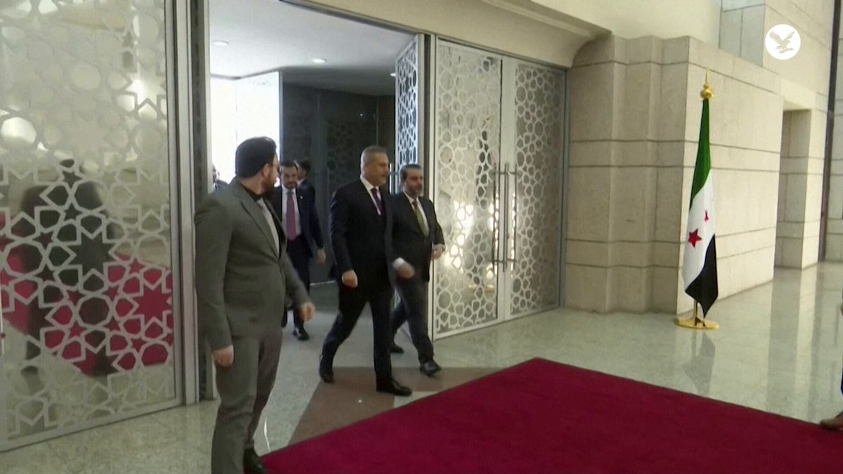 استقبل الرئيس السوري أحمد الشرع وفداً تركياً رفيع المستوى في دمشق، ضم وزراء الخارجية والدفاع ورئيس الاستخبارات. الزيارة جاءت بعد تحسّن العلاقات بين البلدين عقب الإطاحة ببشار الأسد 