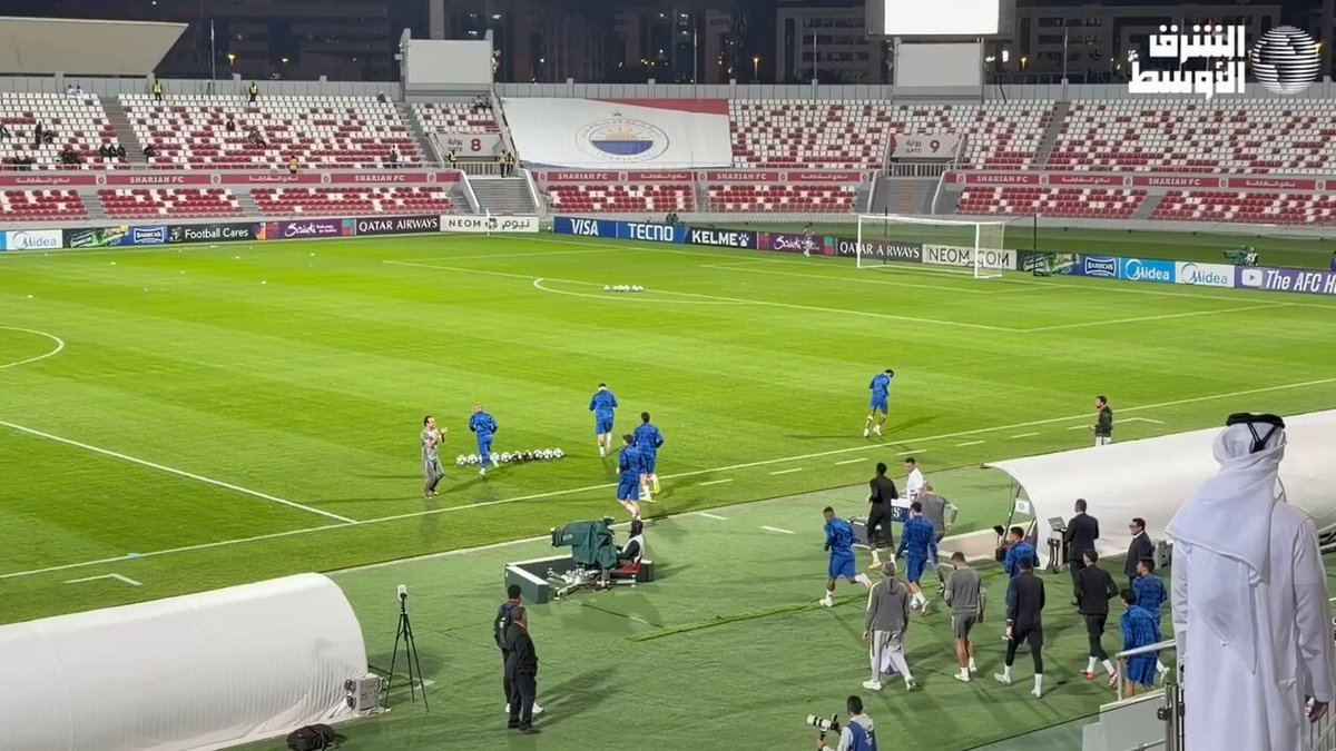 دخول لاعبو الهلال إلى استاد الشارقة لإجراء عمليات الإحماء #الشارقة_الهلال 