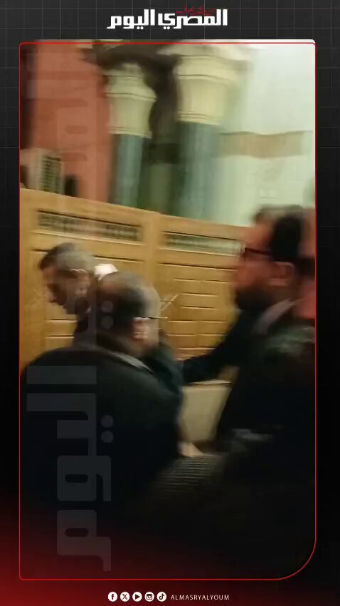 «صوروا من برة».. أحمد الفيشاوي يرفض وقوف المصورين أمامه أثناء استقبال عزاء والدته بمسجد عمر مكرم. تصوير: إيهاب عمران 