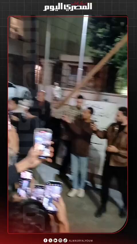 نقف صفّين.. أحمد الفيشاوي ينظّم دخول المُعزّين في عزاء والدته بمسجد عمر مكرم. تصوير: إيهاب عمران 