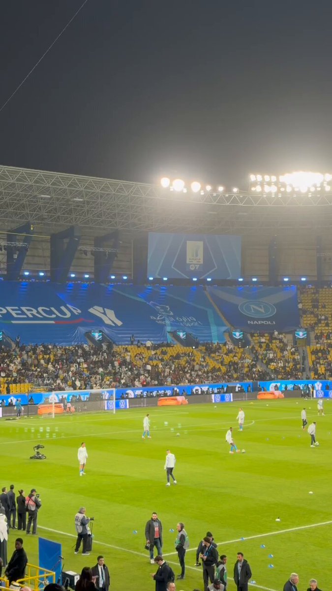 عمليات الاحماء للاعبي فريقي نابولي بولونيا. في نهائي السوبر الايطالي. فهد الشغار 