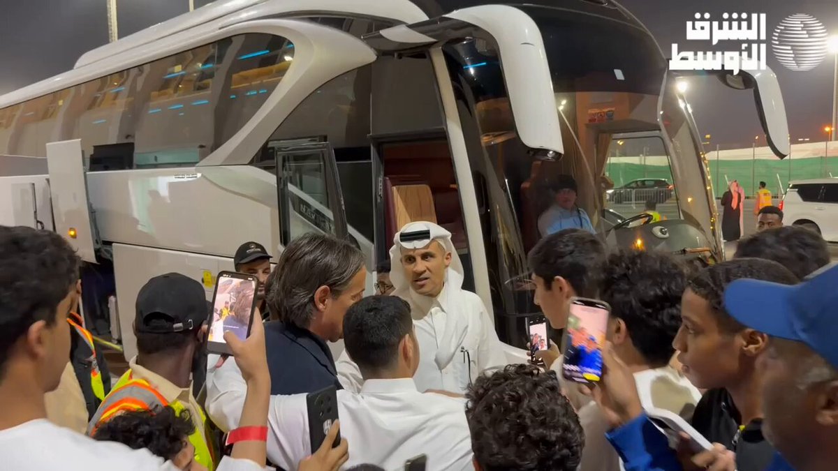 سيموني انزاغي مدرب فريق الهلال يوقع ويلتقط صور مع المشجعين أمام حافلة الفريق. #الشارقة_الهلال 