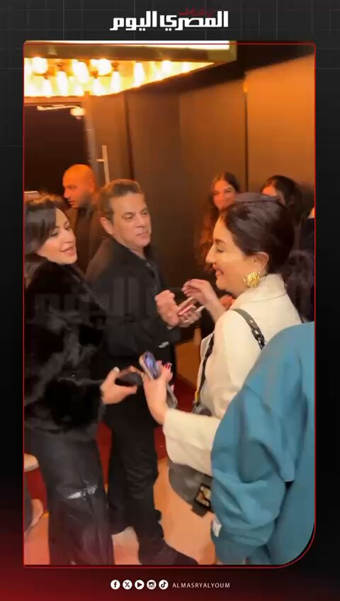 أهم حاجة الفشار.. ضحك وهزار وفاء عامر عقب وصولها العرض الخاص لفيلم "طلقني". تصوير: أسامة علي 