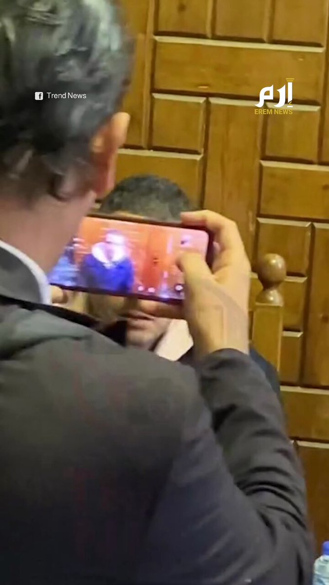 الفنان المصري أحمد الفيشاوي ينفجر غضبا علي مصور خلال عزاء والدته #سمية_الألفي 