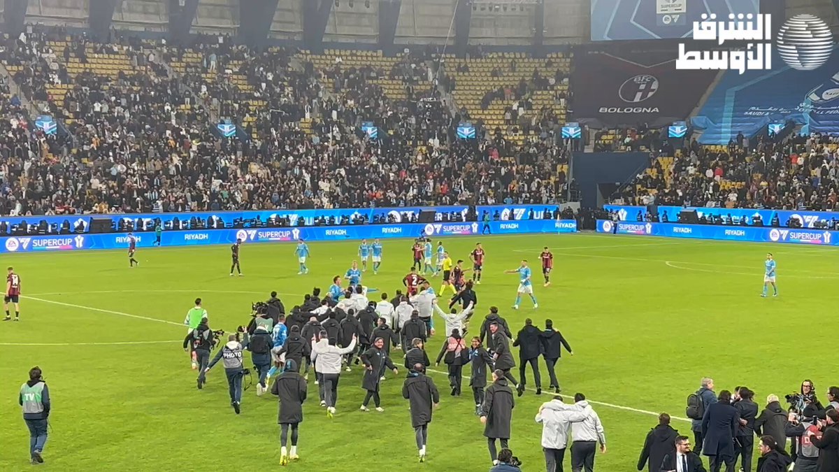 فرحة لاعبي فريق نابولي بعد صافرة النهاية التي أعلنت فوزهم بلقب كأس #السوبر_الإيطالي_بالرياض 