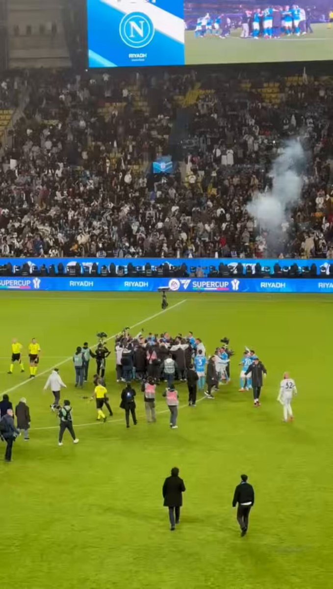 احتفالات لاعبي نابولي بعد نهاية المباراة وتحقيقهم بطولة السوبر الإيطالي. أمل السعيد 
