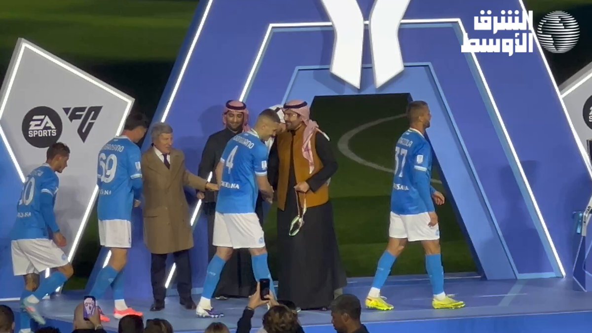 بدر القاضي نائب وزير الرياضة يتوج فريق نابولي بلقب كأس #السوبر_الإيطالي_بالرياض 