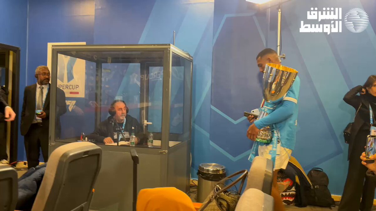 خوان خيسوس لاعب فريق نابولي يدخل قاعة المؤتمرات الصحافية حاملاً لقب كأس #السوبر_الإيطالي_بالرياض 