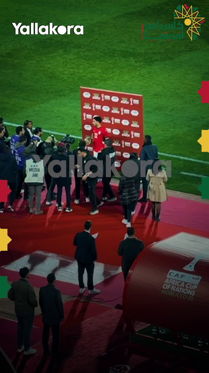 مرموش رجل مباراة مصر وزيمبابوي.. ويلتقط سيلفي مع الجائزة 