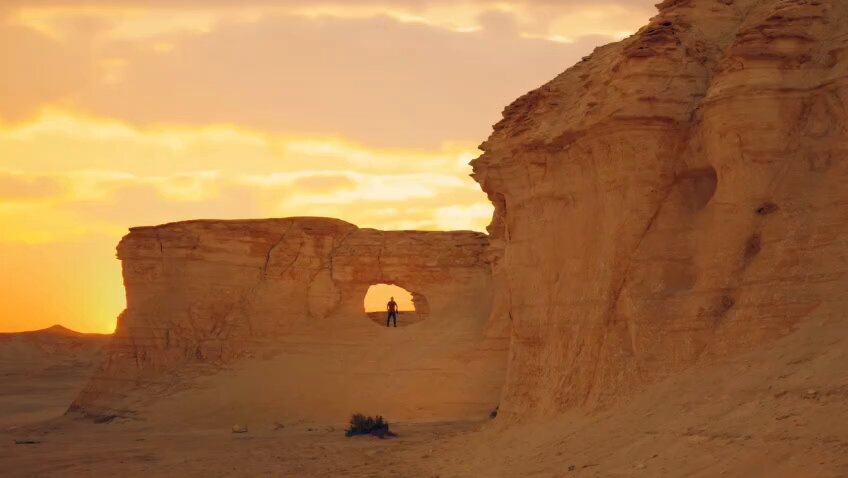 "الصورة الأخيرة".. زهراب يودّع الكاميرا بفيلم يوثق رحلته مع الملوك. يجهز المصور الشهير زهراب، مصور جلالة الملك الحسين بن طلال طيب الله ثراه، لتصوير فيلم وثائقي درامي يعلن من خلاله اعتزاله التصوير بعد مسيرة طويلة وأرشيف ضم أكثر من مليون صورة.. الفيلم، الذي يحمل عنوان "الصورة الأخيرة"، يتناول أبرز محطات حياته المهنية والشخصية، ويكشف عن الصورة الختامية لمسيرته، كما ويسلط هذا الفيلم الضوء على المواقع السياحية في المملكة.. وبدأ هذا الأسبوع تصوير المشاهد الأولى للفيلم في إحدى المناطق السياحية الأردنية.. هذا الفيلم من إنتاج الشركة الأردنية " رَ " للإنتاج الفني، وإخراج رامي الجيوسي. #سوشال_الوكيل 