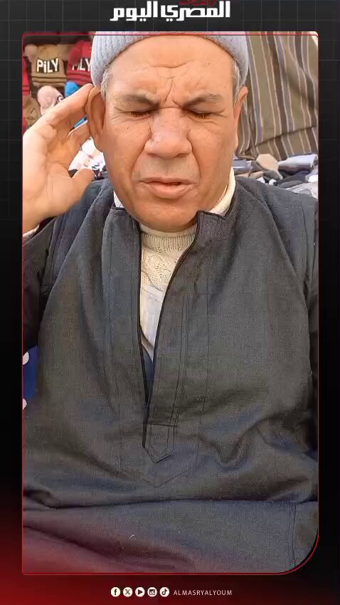 المارة يظنون أن إذاعة القرآن الكريم تعمل.. كفيف يلفت الأنظار بجمال صوته في المنيا. تصوير: صهيب حمزاوي 