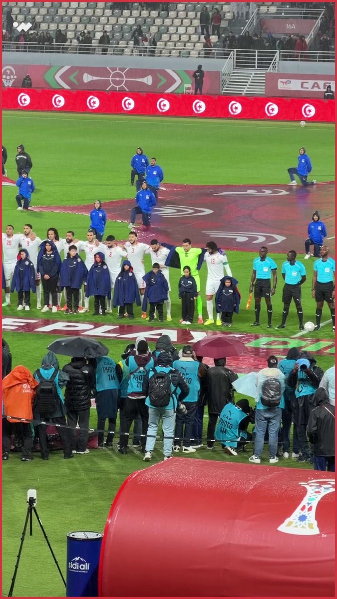 يا جمال هذه اللقطة! لاعبو منتخب تونس يعطون ستراتهم للأطفال لحمايتهم من الأمطار 