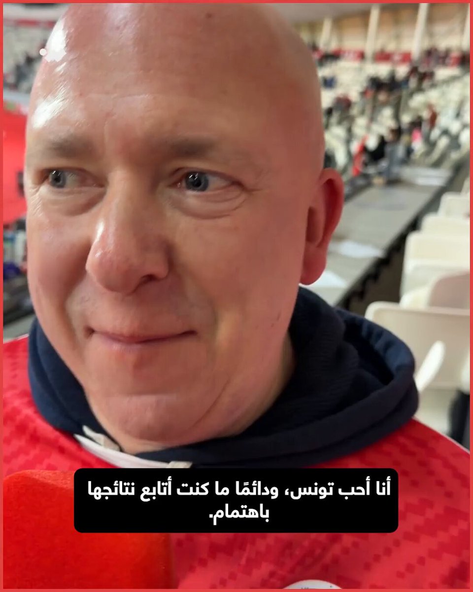 صحفي إنجليزي يحضر في المغرب بقميص تونس لدعم منتخبها، ويكشف سر حبه للبلاد ولنسور قرطاج 