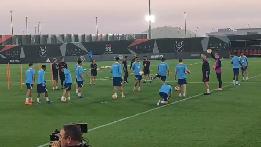 فريق برشلونه يختتم تحضيراته لمواجهة أتلتيكو بيلباو في أولى مباريات السوبر الاسباني والتي ستقام يوم غدٍ الأربعاء على ملعب مدينة الملك عبدالله الرياضية بجدة. تصوير: عبدالرحمن الحربي 