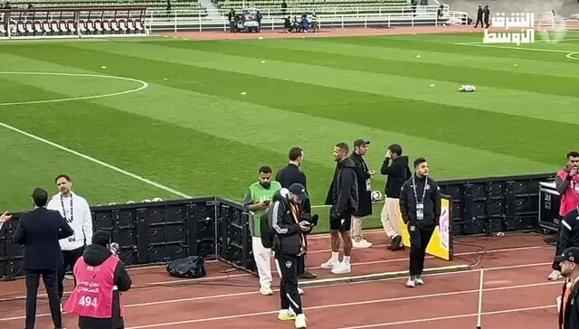 وليم إيكونج لاعب الخلود المستبعد من لقاء اليوم في حديث جانبي مع مدرب الأهلي ماتياس يايسله. #الخلود_الأهلي 