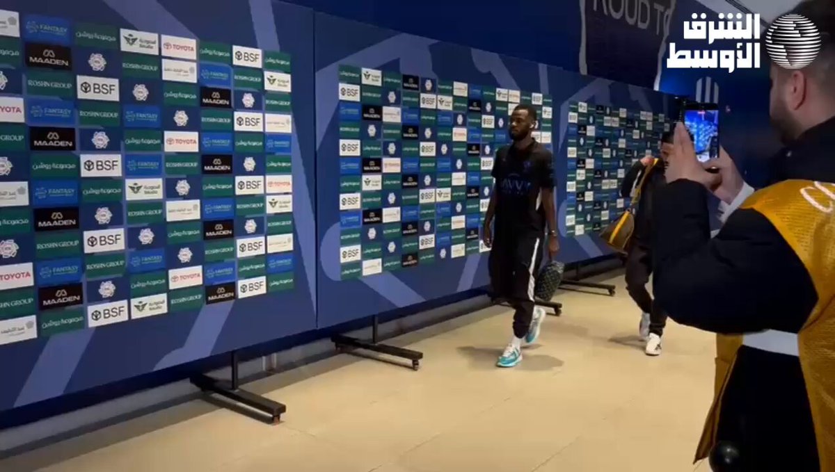 وصول فريق الهلال لملعب المملكة أرينا استعداداً لمواجهة #الأهلي 