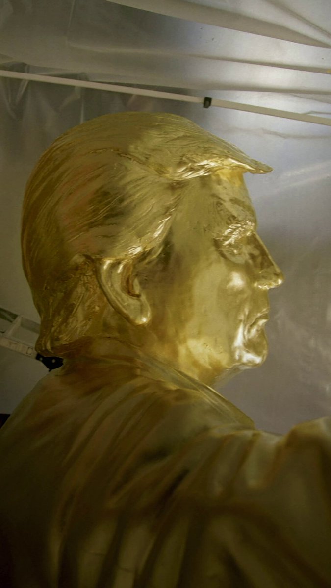 تأخر تركيب تمثال ترامب الذهبي بسبب نزاع مالي مرتبط بالعملات الرقمية 