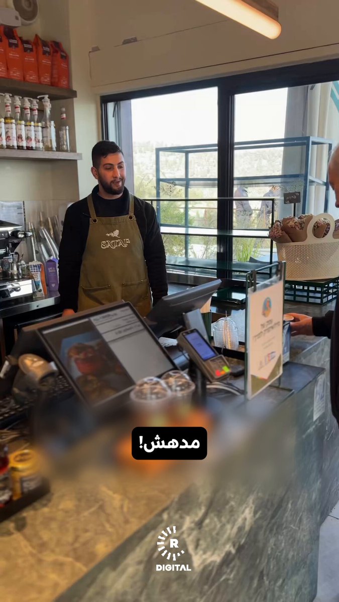 بعد انتشار أنباء عن مقتله.. نتنياهو يظهر في أحد المقاهي يعدّ أصابع يده وهو يحتسي القهوة 