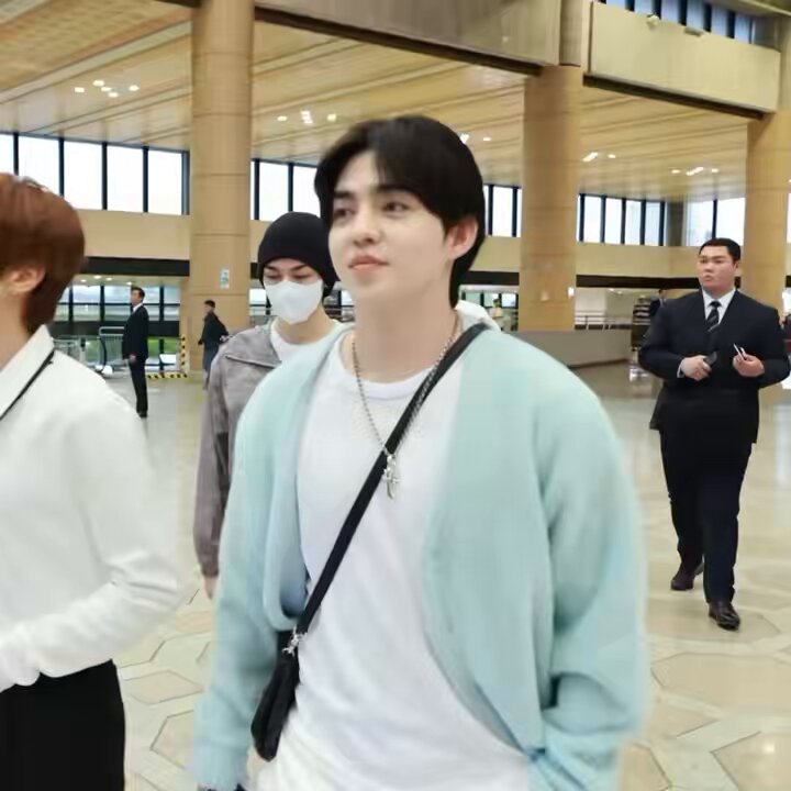 he's so jeonghan coded here??