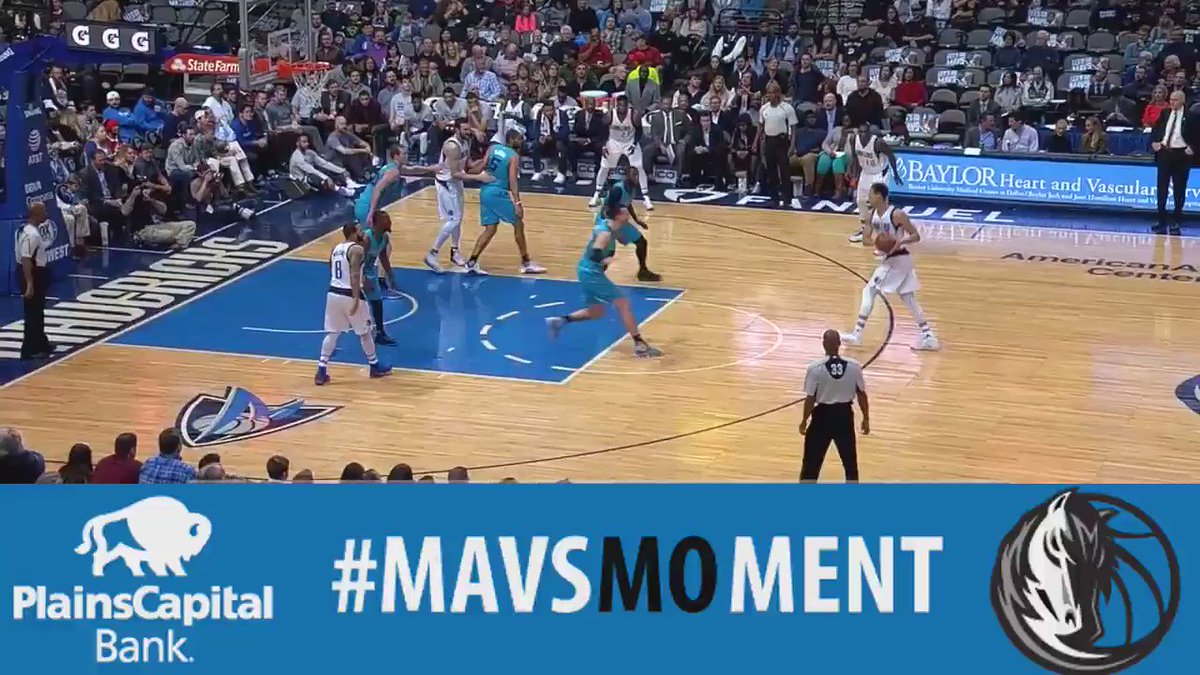 Deron Williams feeds Dwight Powell for the JAM! This is tonight's @PlainsCapital #MavsMOment of the game! https://t.co/5jQgtJTknb