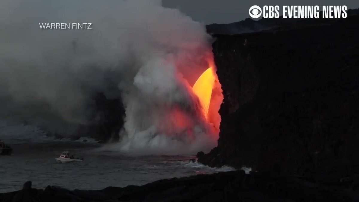 ハワイ キラウエア火山で滝のように海に流れ落ちるマグマが生じている ハワイではマグマが海に達することは珍しくないが 今回は局所的な流量が非常に大きく 英語で 溶岩の消防ホース と形容されている Via Cbseveningnews Oguchi T 小口 高 Scoopnest