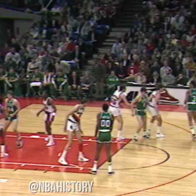 33 years ago today, Larry Bird recorded a triple double by scoring 10 of 21 field goals with his off, left-hand.
He finished the game with 47 points, 14 rebounds & 11 assists.
His reason why?
"I'm saving my right hand for the Lakers."
☘️🐐☘️