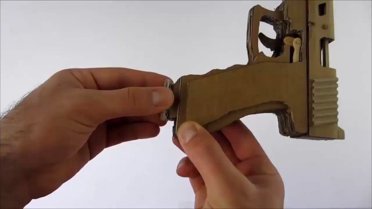 夏休みの工作にぴったり?ダンボールで作る銃がすごすぎる 話題の画像プラス