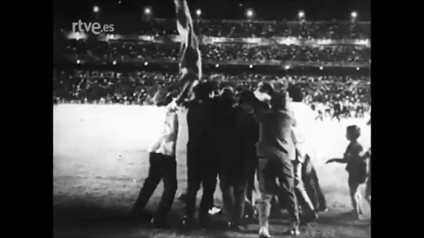 #UnCéspedDe100Años y más historia del @Atleti’, un ‘histórico del balompié’ 👉 http://rtve.es/v/4218499/ #FelizDomingo