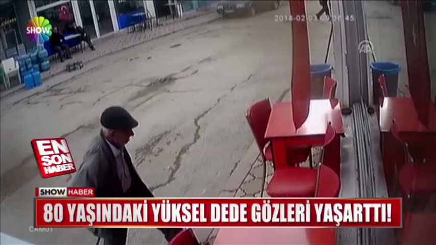 Ensonhaber.com (@ensonhaber) on Twitter photo 07/02/2018 22:18:46 🇹🇷 Bayrağı öpüp selam veren 80 yaşındaki Yüksel Dede 🇹🇷 Bayrağı öpüp selam veren 80 yaşındaki Yüksel Dede