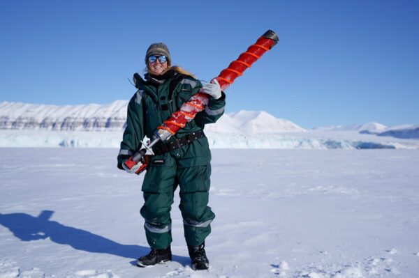 afpolm's tweet card. Dramatic loss of sea ice due to global heating is changing the quality of light reaching algae at the base of the polar marine food chain, report Dutch and Danish marine biologists and chemists. This...