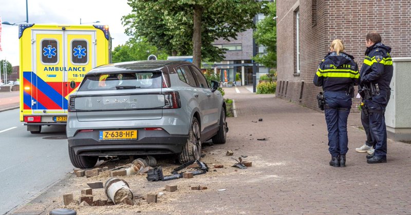 Man botst tegen bolders langs Haven in Alblasserdam