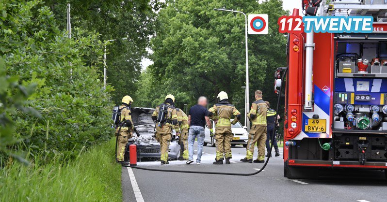 Auto vliegt in brand na aanrijding in Vriezenveen