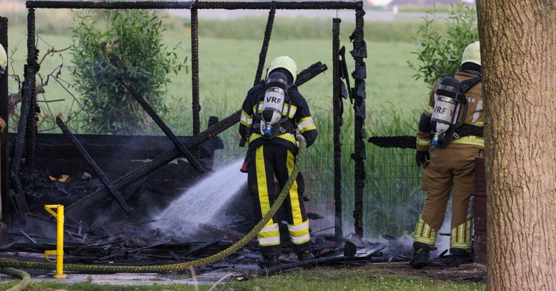 Tuinhok verwoest door felle brand in Wjelsryp