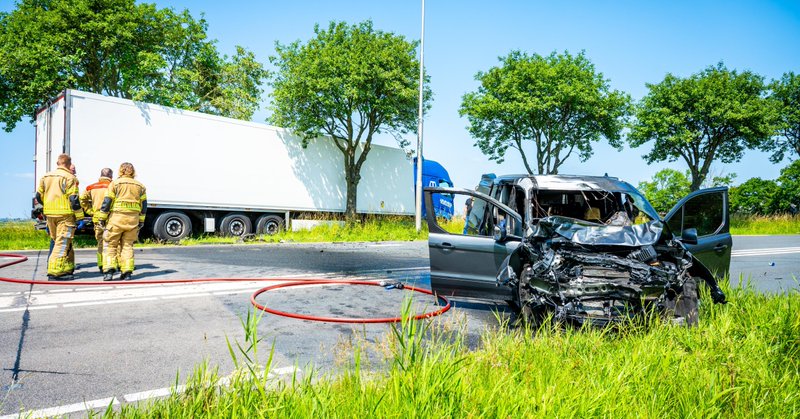 Bestelauto in brand na aanrijding in Benthuizen