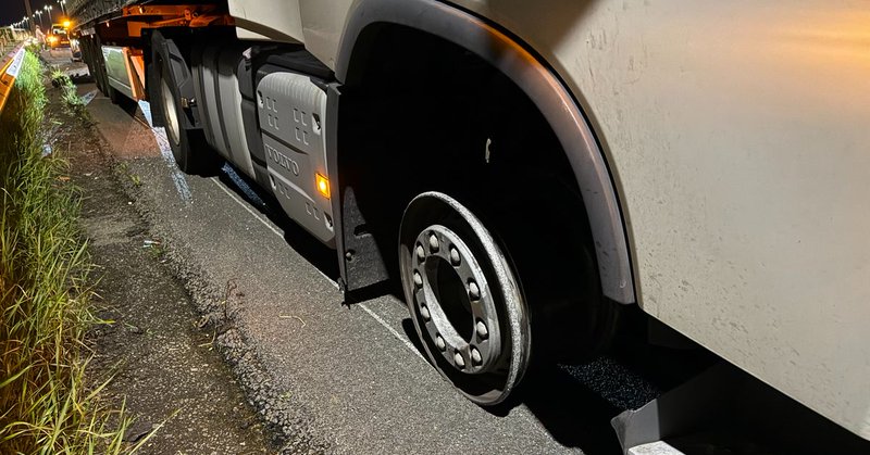 Vrachtwagen verliest band, auto's beschadigd in Deventer