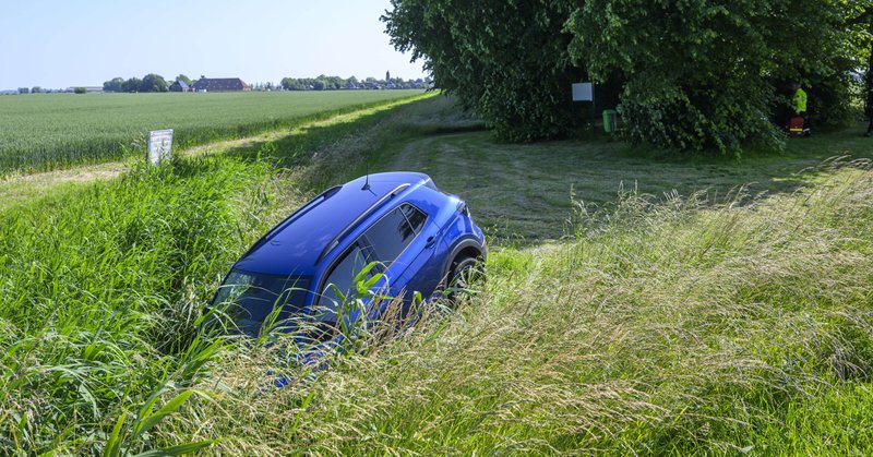 Auto te water langs Delleweg in Stedum