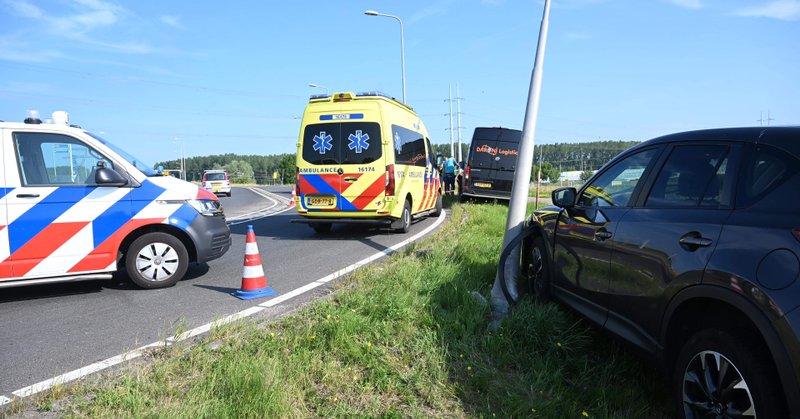 Bestuurder gewond bij botsing op rotonde in Hoogmade