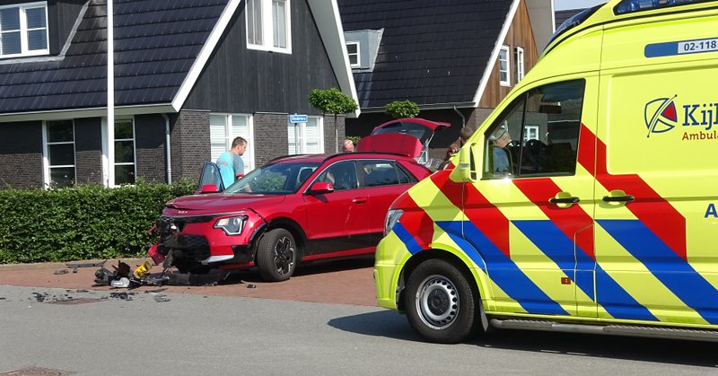 Auto beschadigd bij botsing in Dokkum