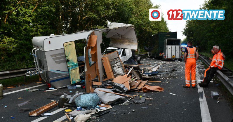 Enorme ravage N36: Losgeschoten caravan geramd door paardentrailer