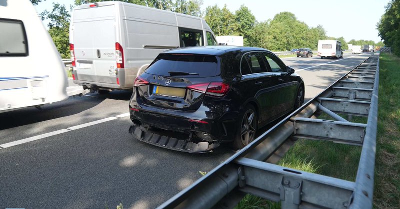 Bestelbus botst achterop auto op A2 bij Maarheeze