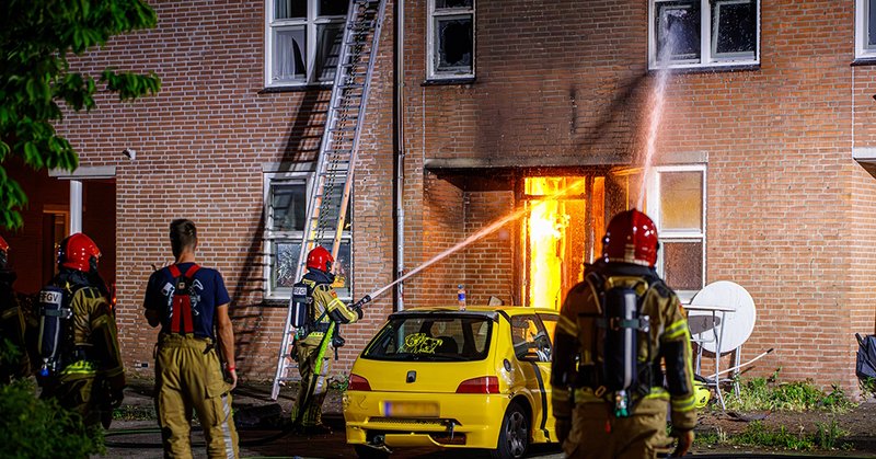Uitslaande brand na explosie in woning Almere Haven