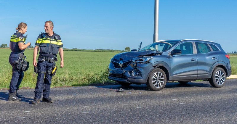 Drie auto's botsen op elkaar op Zijdeweg Oud-Alblas