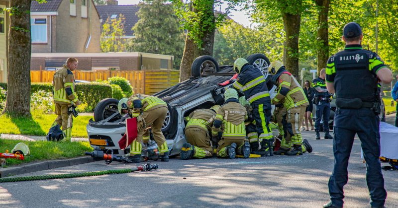 Gewonde bij auto op de kop in Hurdegaryp