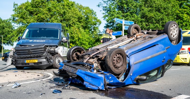 Ongeluk: Auto over de kop na botsing met bestelbus in Oosterwolde
