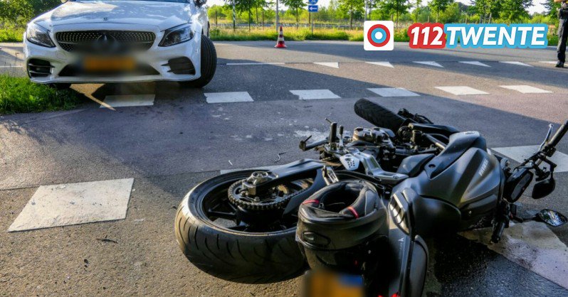 Zware aanrijding in Enschede: Motorrijdster gewond