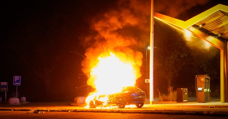 Autobrand naast snelweg A2 bij Weert