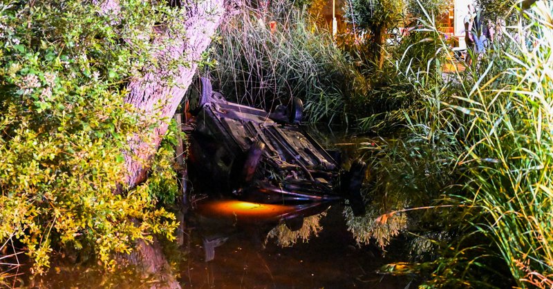 Auto met vier inzittenden te water in Reeuwijk
