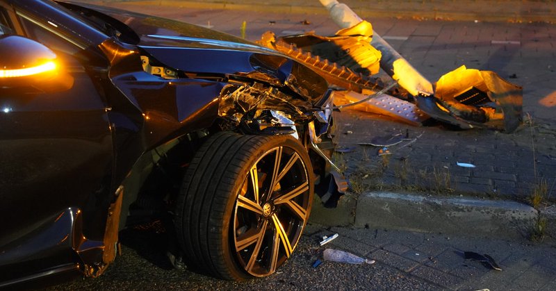Automobilist verwoest lantaarnpaal in Wezep